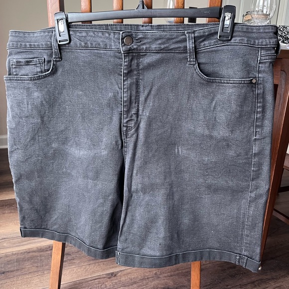 Nine West Pants - Nine West Bermuda black denim stretch cuff hem shorts, size 20W! Super comfy!